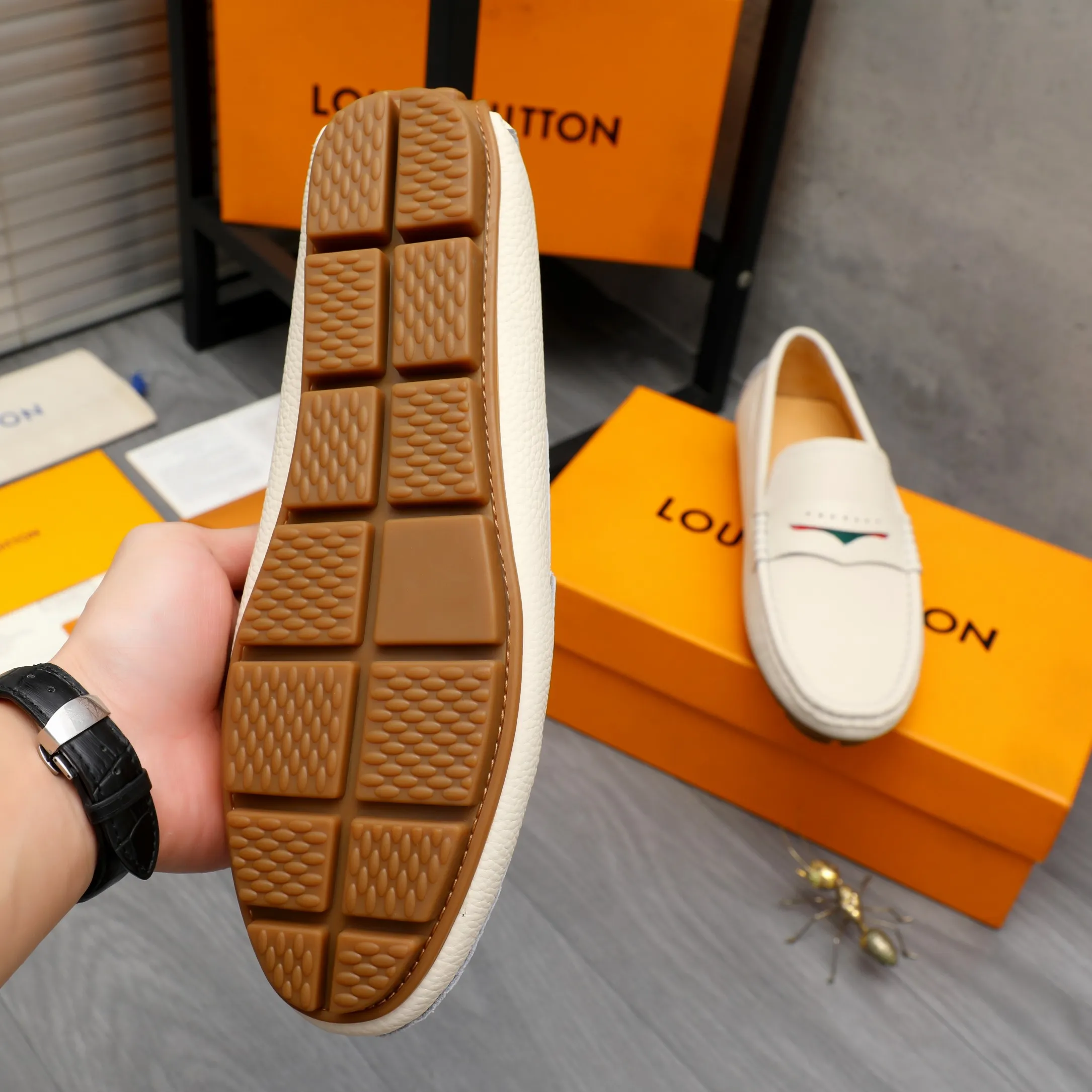Men's shoes 💰360 Product trademark: LV "Louis Vuitton" casual slip-on men's shoes Regular size: 38-45 Product material: Selected pebbled cowhide upper, pigskin lining, rubber outsole